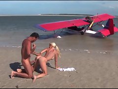 Superb blonde ass fucked on the beach (Double Cum)
