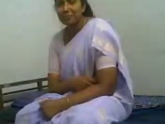 Indian sexy milf gives nice head